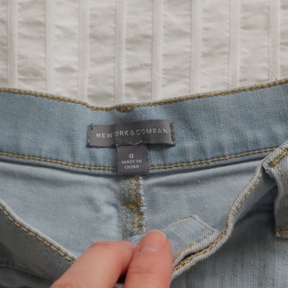 Light wash denim Jean shorts - Picture 2 of 2